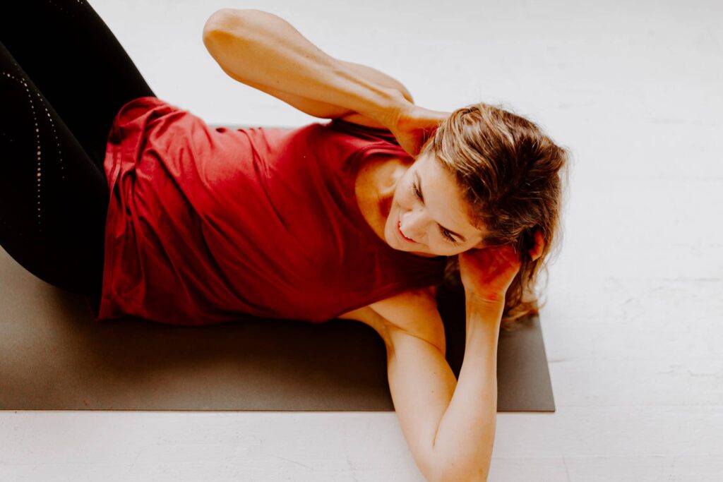 woman doing sit-ups after injury